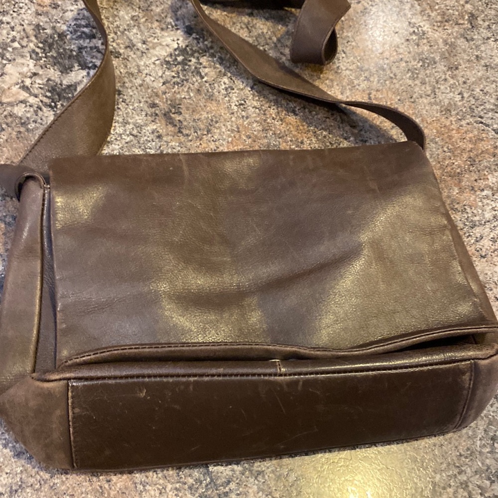 Sak brown leather shoulder bag.